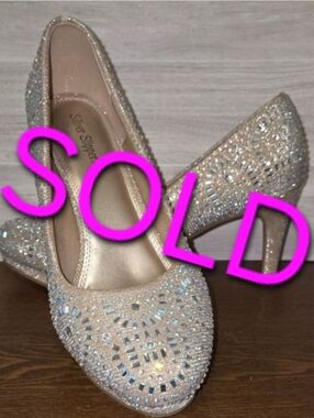 NWOT Dazzling Gold Pumps